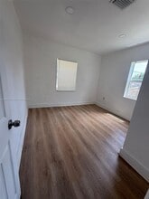 2424 NW 44th St in Miami, FL - Building Photo - Building Photo