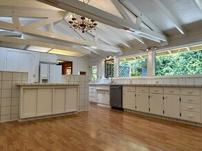25228 La Loma Dr in Los Altos Hills, CA - Building Photo - Building Photo