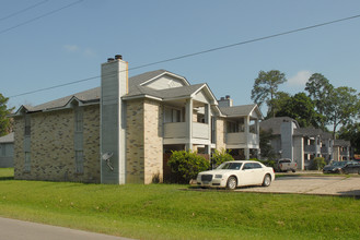 Jefferson Square Apartments in Cleveland, TX - Foto de edificio - Building Photo