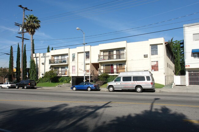 6819 Laurel Canyon Blvd in North Hollywood, CA - Foto de edificio - Building Photo