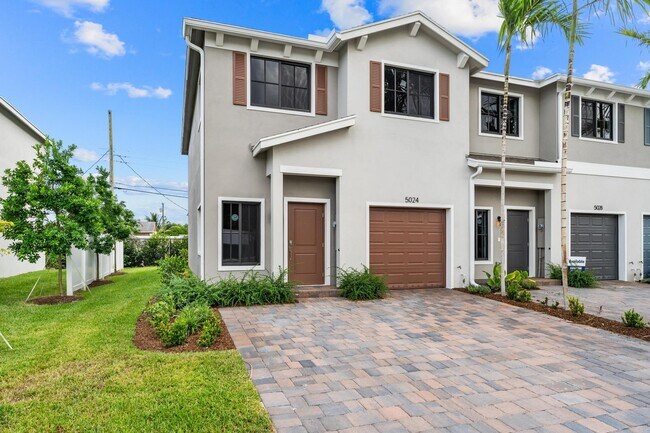 5024 Elderberry St in Haverhill, FL - Building Photo - Building Photo