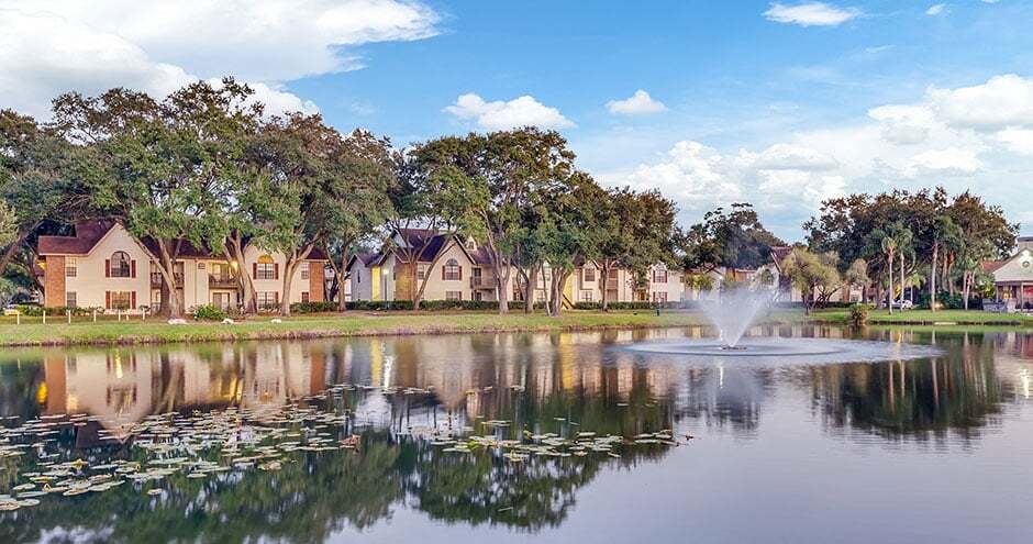 The Oaks of Woodland Park Apartments in Tampa, FL - Foto de edificio