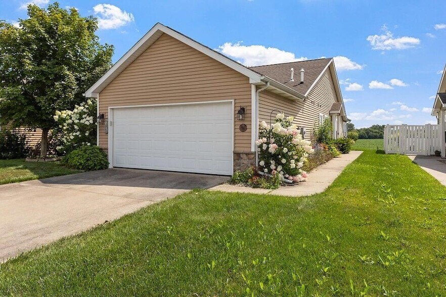 10557 Maine Dr in Crown Point, IN - Building Photo