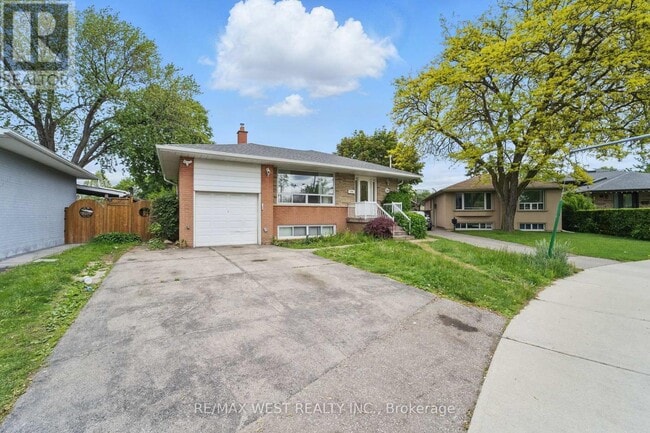 property at 19 Robinglade Dr