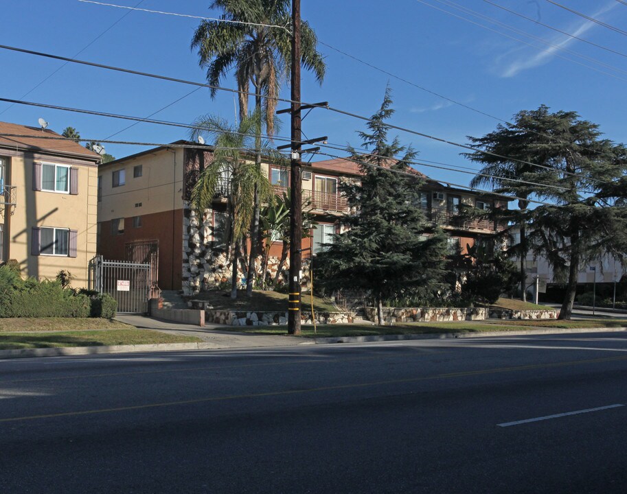 Los Feliz garden apartments in Los Angeles, CA - Building Photo