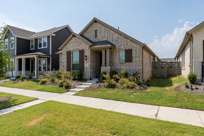 property at 2521 Elm Pl