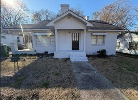 215 Poplar St in Hogansville, GA - Building Photo