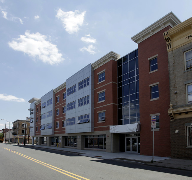 E'Port Commons in Elizabeth, NJ - Foto de edificio - Building Photo