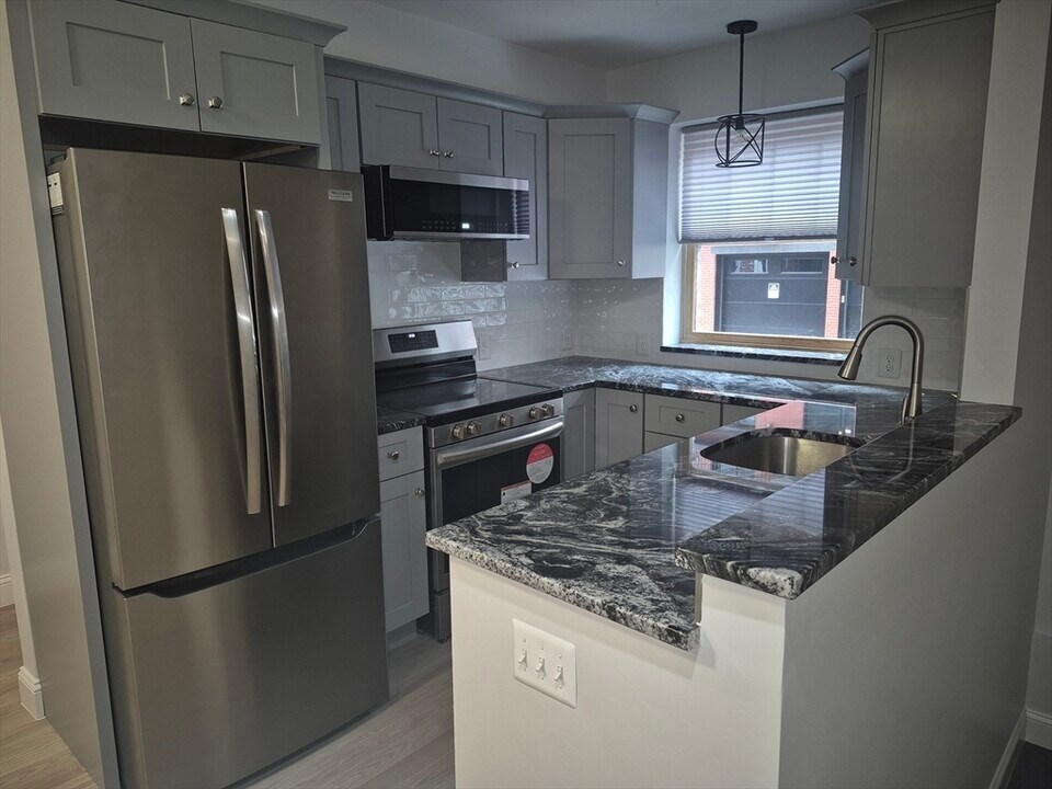 209 Endicott St, Unit 1 in Boston, MA - Building Photo