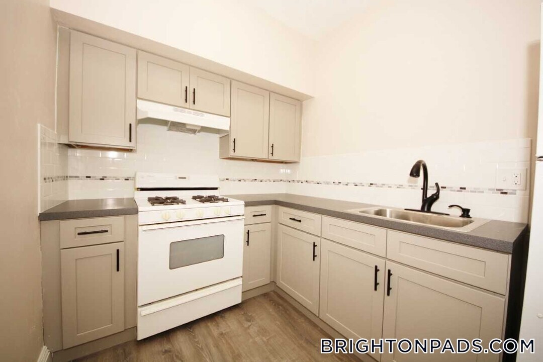 4 Chiswick Rd in Boston, MA - Building Photo