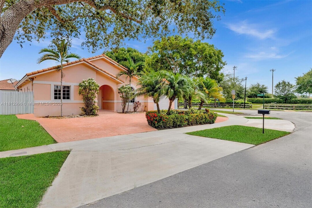 8915 NW 164th St in Miami Lakes, FL - Building Photo