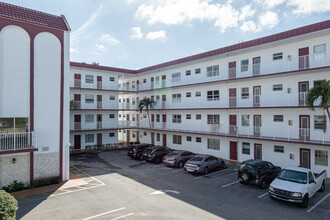 Garnet Building in Lauderdale Lakes, FL - Building Photo - Building Photo