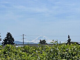 9815 Vineyard Crest in Bellevue, WA - Building Photo