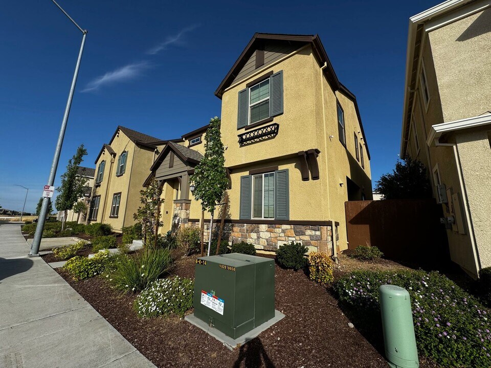 7462 Clear Lake Aly in Sacramento, CA - Building Photo