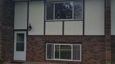 2065 Libertyville Rd in Fairfield, IA - Foto de edificio - Building Photo