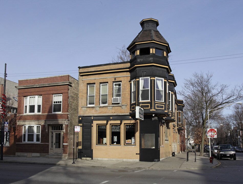 2100 W Belmont Ave in Chicago, IL - Building Photo