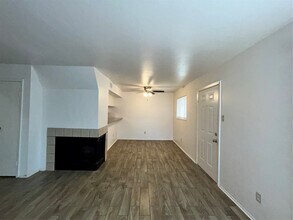 8038 Sands Point Dr in Houston, TX - Building Photo - Building Photo