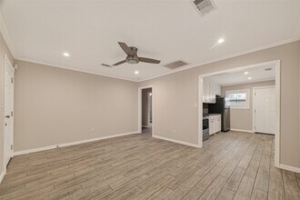 5721 Sylvia Dr in Galveston, TX - Building Photo - Building Photo