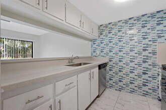 9827 NW 37th St in Sunrise, FL - Building Photo - Building Photo