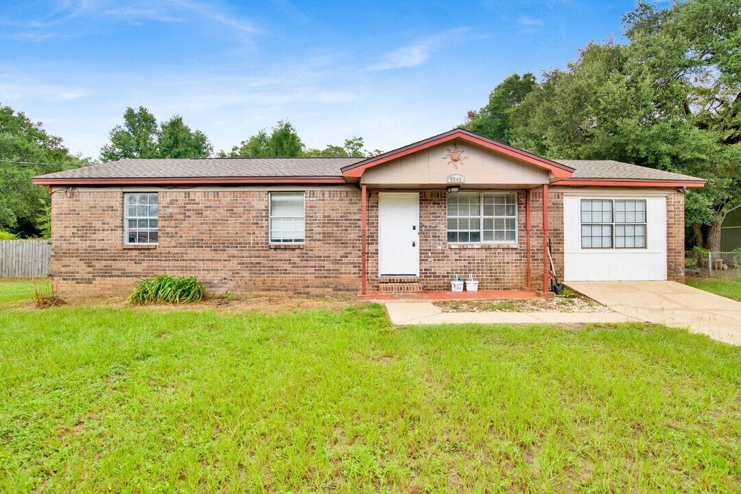 5648 Collinswood Dr in Milton, FL - Building Photo