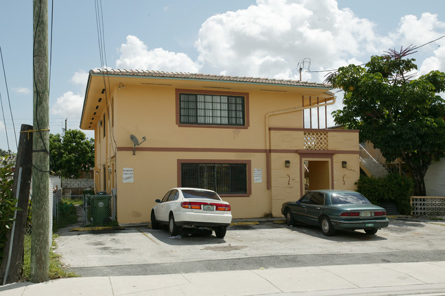 261 NW 57th Ave in Miami, FL - Foto de edificio - Building Photo