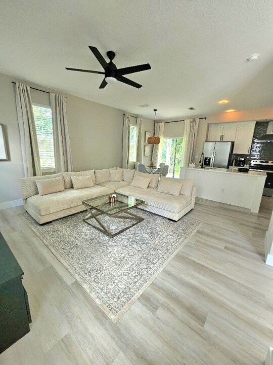 70 W Esther St in Orlando, FL - Building Photo