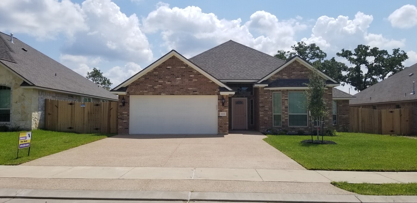 1202 Brunswick Ct in College Station, TX - Building Photo