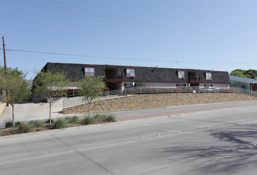 Chateau Apartments in Carrollton, TX - Building Photo