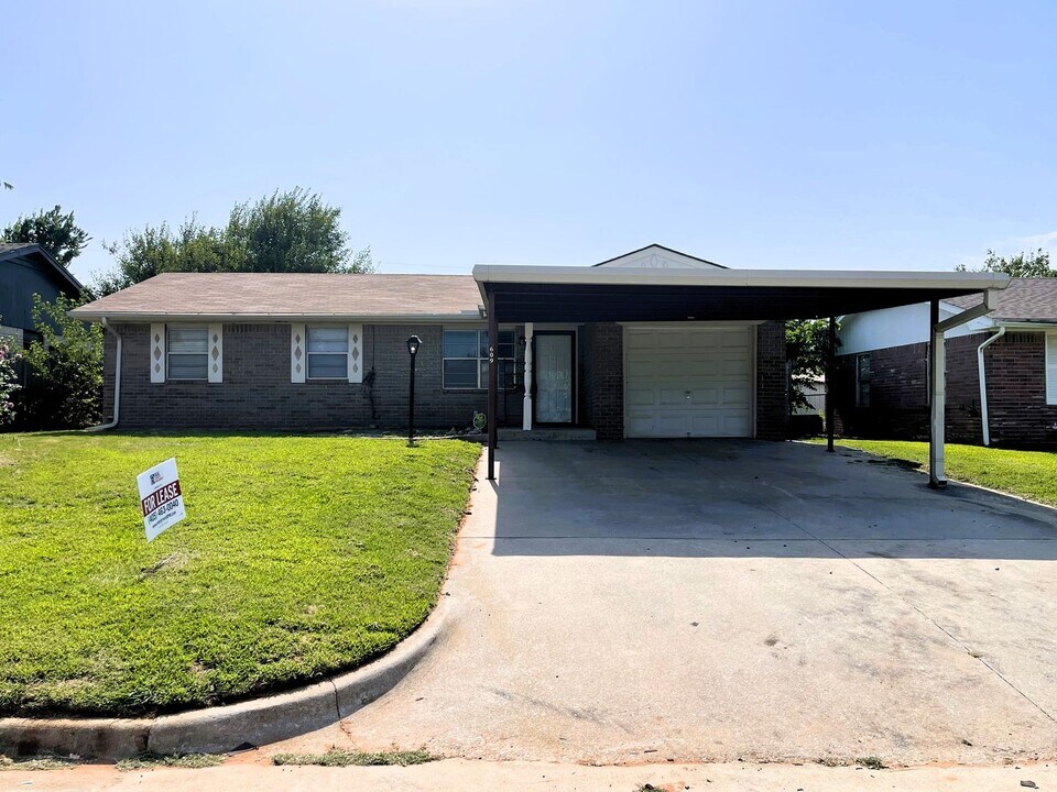 609 S Meadow Ln in Mustang, OK - Building Photo