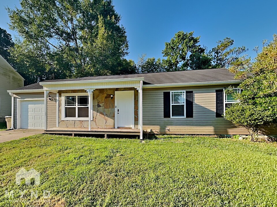 3259 Pawnee Dr in Rex, GA - Building Photo