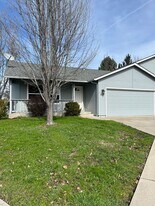 396-396 Crystal Dr in Eagle Point, OR - Building Photo