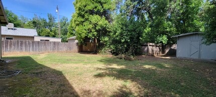 2814 N Bonnyview Rd in Redding, CA - Building Photo - Building Photo