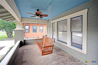 576 W Coll St in New Braunfels, TX - Building Photo - Building Photo