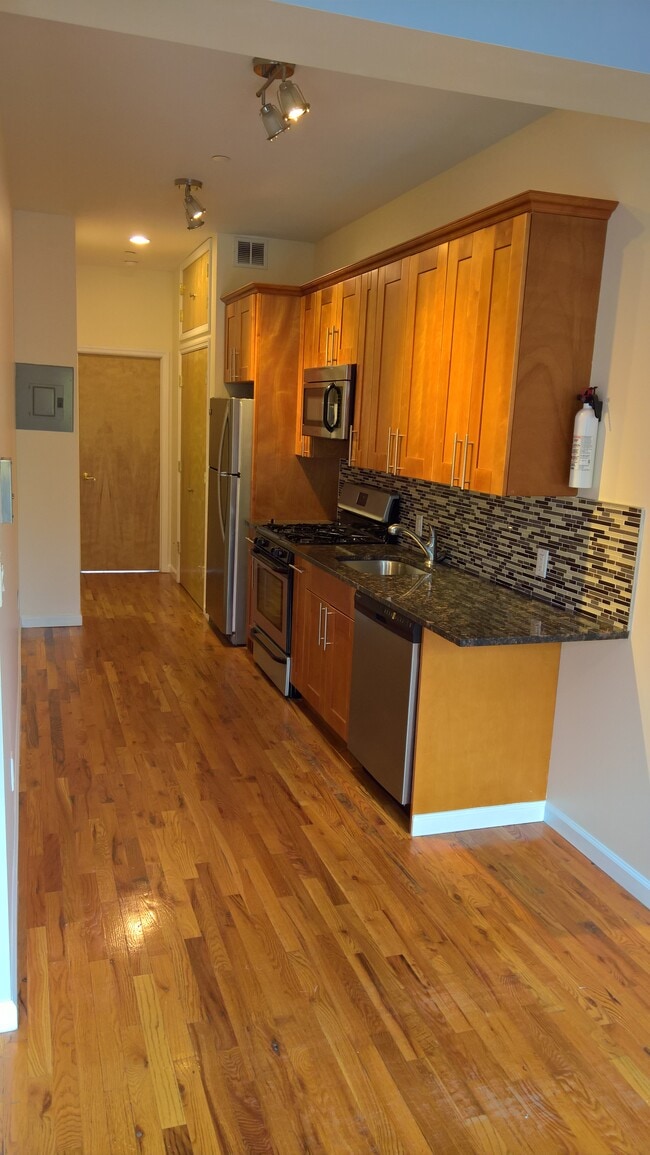 159 E 121st St, Unit 3 in New York, NY - Foto de edificio - Building Photo