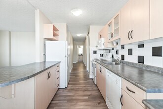 11147 Whyte Ave NW in Edmonton, AB - Building Photo - Building Photo