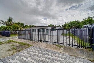 1070 NW 132nd St in North Miami, FL - Building Photo - Building Photo