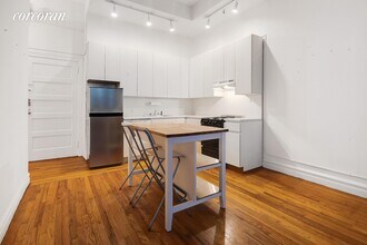 230 W 72nd St-Unit -: 3F in New York, NY - Building Photo - Building Photo