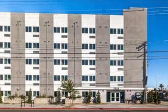 Beautiful and Spacious 1 bed/1 bath Apartment ~ Comes with Appliances, All Utilities Included, No... in Los Angeles, CA - Foto de edificio - Building Photo