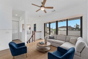 8453 NW 51st Terrace in Doral, FL - Building Photo