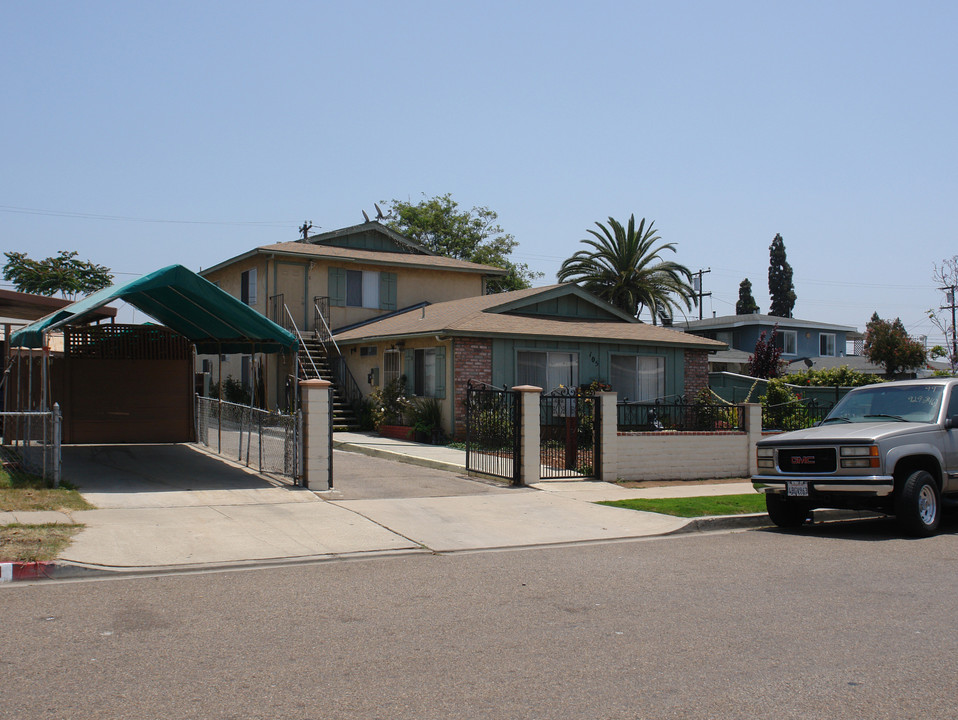 105 Woodlawn Ave in Chula Vista, CA - Foto de edificio