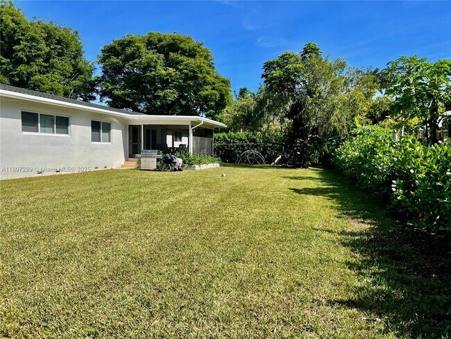 5800 SW 100th St in Pinecrest, FL - Foto de edificio - Building Photo