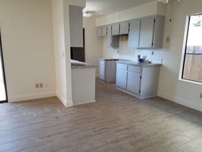 406 W Carob Ave in Reedley, CA - Building Photo - Building Photo