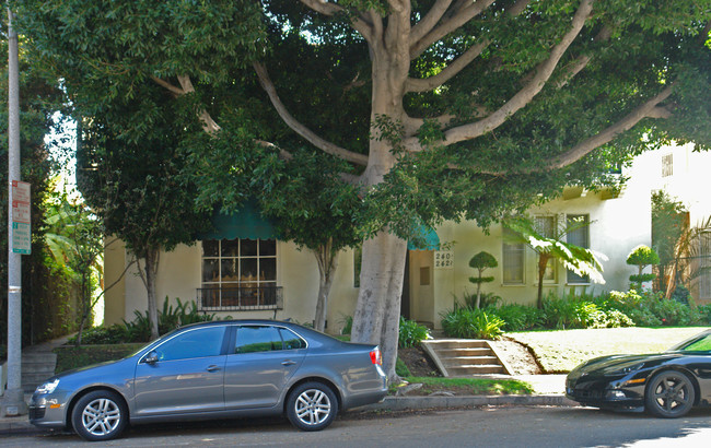 240 S Lasky Dr in Beverly Hills, CA - Foto de edificio - Building Photo