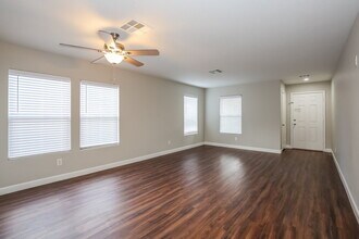 5016 Charlo Dr in Las Vegas, NV - Foto de edificio - Building Photo