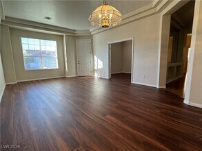 8625 Desert Bird Dr in Las Vegas, NV - Building Photo - Building Photo