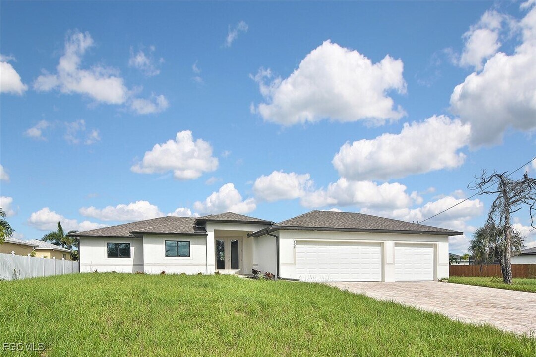 2004 NW 32nd Ct in Cape Coral, FL - Building Photo