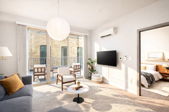 211 W Mineral St in Milwaukee, WI - Foto de edificio - Building Photo