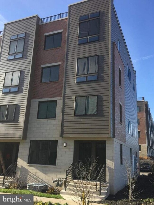 property at 711 Lakeview Ct