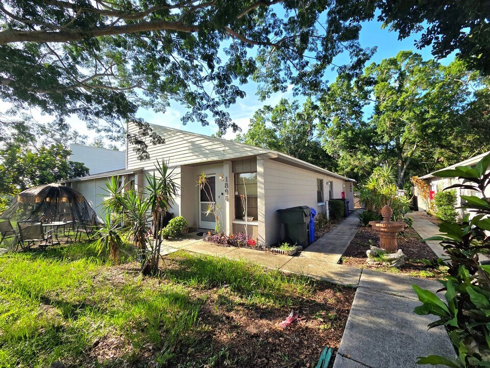 1898 Crystal Grove Dr in Lakeland, FL - Building Photo