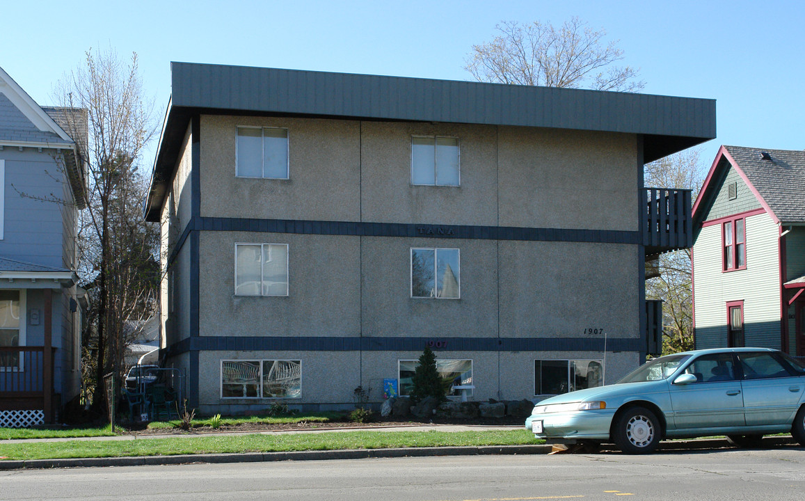 1907 W Broadway Ave in Spokane, WA - Building Photo